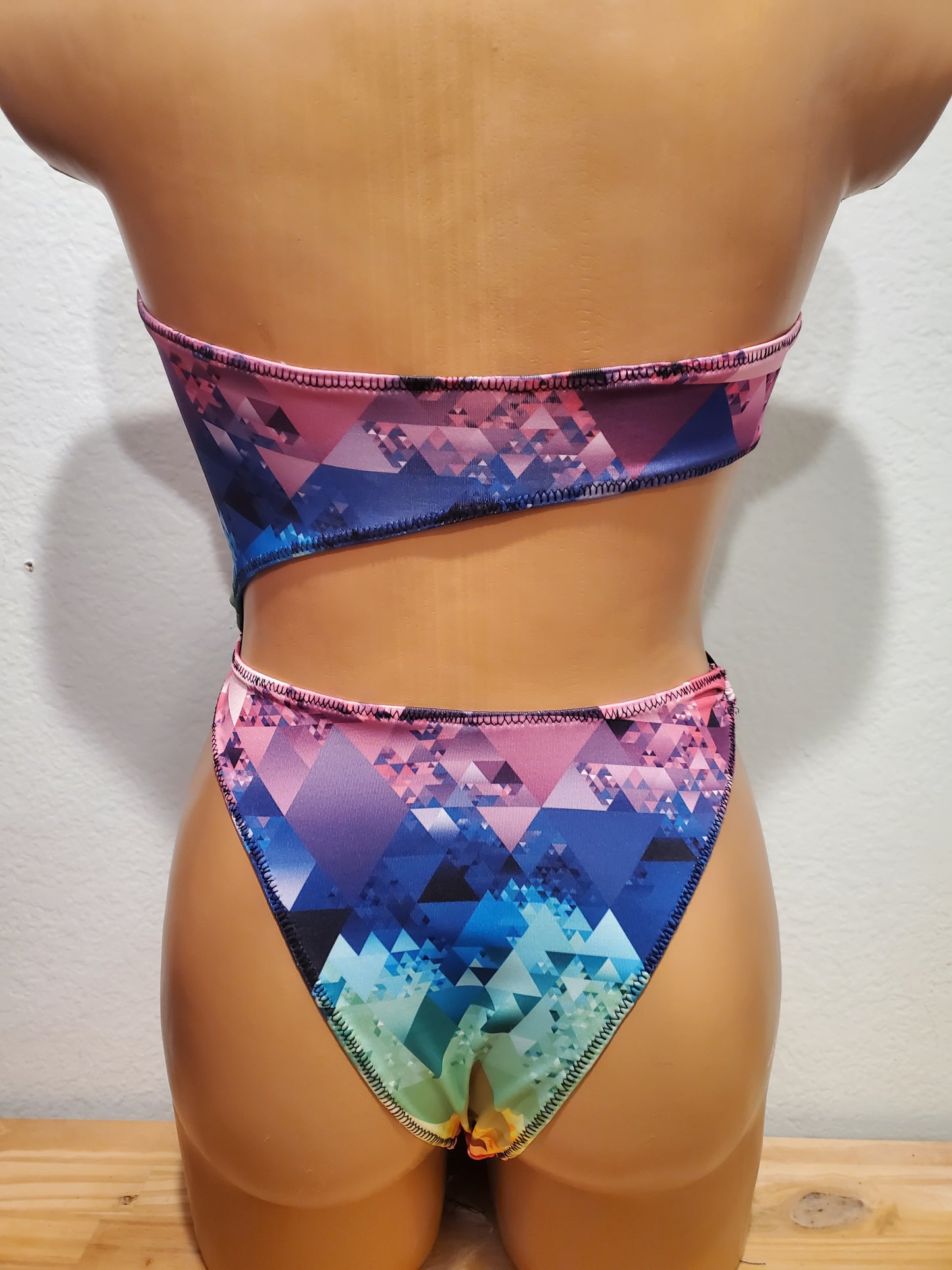 🌈 💎 on  Leo Monokini